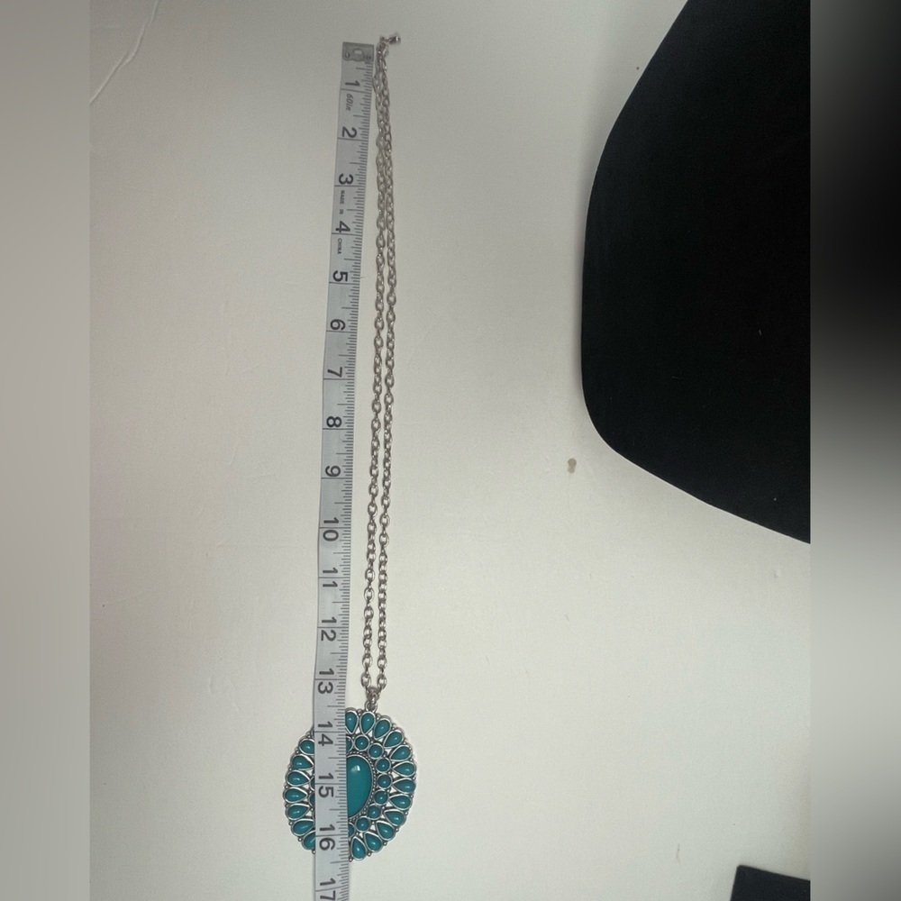 Large Navajo Style faux turquoise medallion necklace - Picture 4 of 4